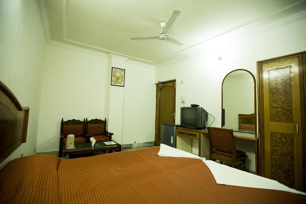 Deep Hotel Lucknow Bagian luar foto
