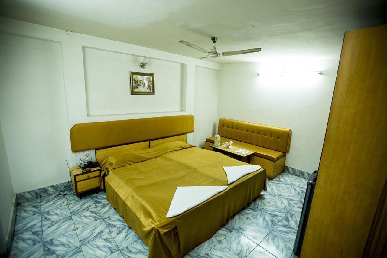 Deep Hotel Lucknow Bagian luar foto