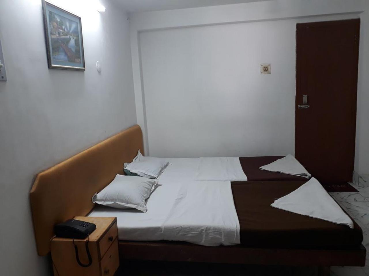 Deep Hotel Lucknow Bagian luar foto